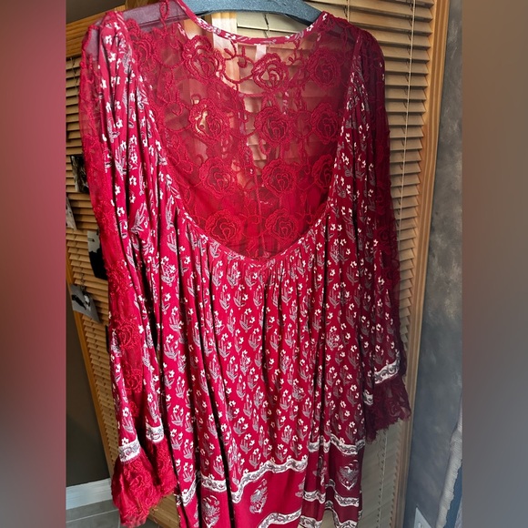 Free People boho mini red floral tunic dress with lace inserts and underlining - Picture 4 of 16